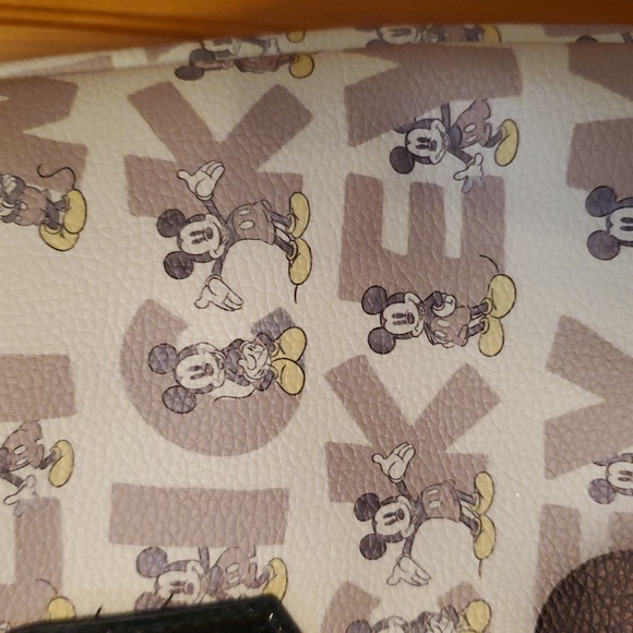Disney x The Bradford Exchange Mickey Mouse Iconic Faux Leather Tote Bag - Picture 5 of 11